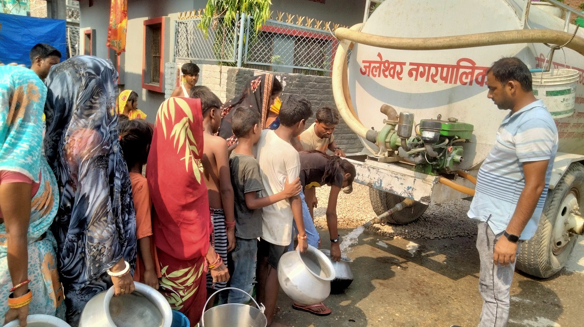 ट्याङ्करबाट पानी वितरण